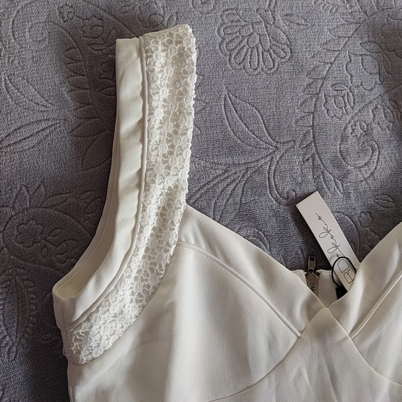 Ivory Lace Dress(Actual size is S but fits like M) - Picture 4 of 7